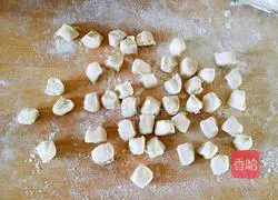 Illustration of how to make pork and cabbage dumplings 13