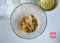 Illustration of how to make summer yellow-skinned sparkling water 3