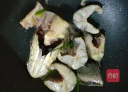 Illustration of how to make black fish tofu soup 2