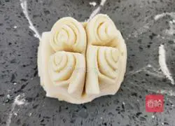 Illustration of how to make steamed flower rolls 18