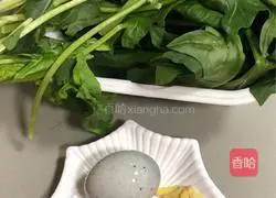 Illustration of how to make preserved egg, shrimp and spinach soup 1