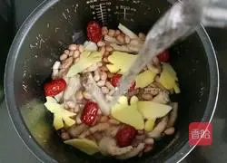 Illustration of how to make peanut, red dates and chicken feet soup 9