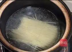 Illustration of how to make vine pepper clear soup noodles 2