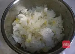 Illustration of how to make lotus seed and white fungus soup 5
