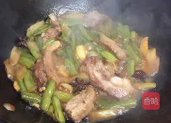 Illustration of how to make braised pork ribs and beans with noodles 11