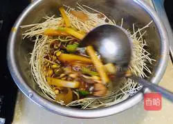 Soybean Sprouts, Celery and Potato Braised Noodles Recipe Illustration 11