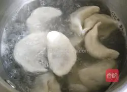  Illustration of how to make dumplings stuffed with dried radish leaves and pork stuffing 19