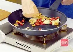 Waiting for a dish: green papaya salad Practice illustration 2