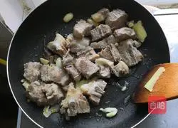 Illustration of how to make pork ribs and corn soup 6