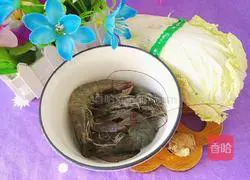 Illustration of how to make cabbage and shrimp soup 1