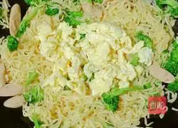 Illustration of how to make fried cheese noodles with ham and eggs 20