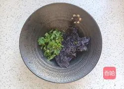 Illustration of how to make fresh meat wontons 5