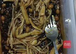 Illustration of Lao Ganma's recipe for mixing enoki mushrooms with king oyster mushrooms 4