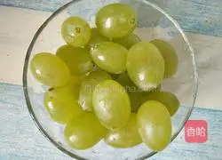 Illustration of how to make green milkshake 2