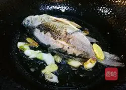 Illustration of how to make golden soup crucian carp 2