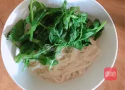 Illustration of how to make pea tip mushroom sauce noodles (Xiangha mushroom sauce) 10