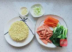Illustration of how to make instant noodles with ham and vegetables 2