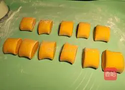 Knife cut Illustration of how to make pumpkin steamed buns 10