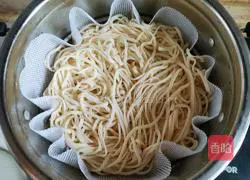 Illustration of how to make steamed beans and braised noodles 4