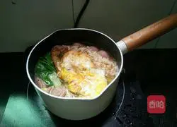 Illustration of how to make ham sausage, egg and vegetable noodles 10