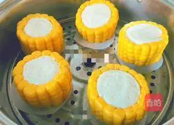 Illustration of how to make real and fake corn buns 15