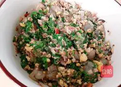 Illustration of how to make mushroom, cabbage and shrimp dumplings 3