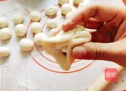 Illustration of how to make beef brisket and wheat ear-shaped buns 16