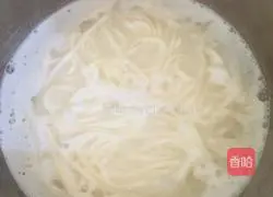 Illustration of how to make daylily beef noodles 10