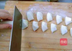 Illustration of how to make dumplings filled with chrysanthemum stems, mushrooms and pork 15