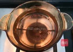 Illustration of how to make red dates, snow pear and white fungus soup 7