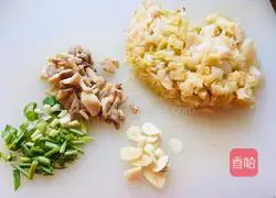 Illustration of making pickled cabbage and mutton noodles 1