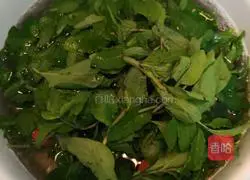 Illustration of how to make wolfberry bud and egg soup 6