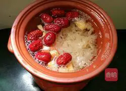 Illustration of how to make papaya, red dates and white fungus soup 5