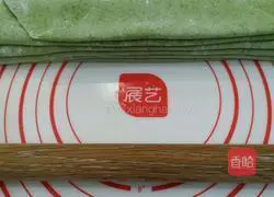 Illustration of how to make spinach noodles with water 8