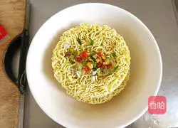 Illustration of how to make fried instant noodles 1