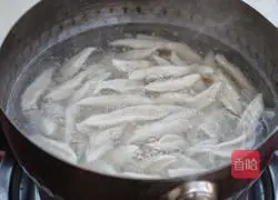 Illustration of making oil-splashed scissor noodles 5