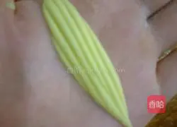 Illustration of how to make small fragrant corn buns 9