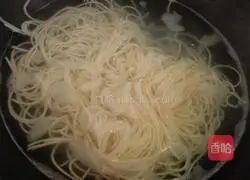 Illustration of how to make tomato beef noodles 5