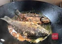 Illustration of how to grill crucian carp with green onions 13