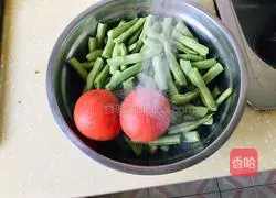 Illustration of how to make steamed beans and braised noodles 1