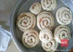 Illustration of how to make scallion pancakes 11