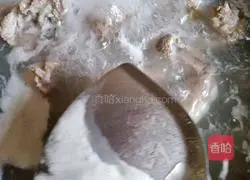 Illustration of how to make wolfberry and lotus root pork ribs soup 3