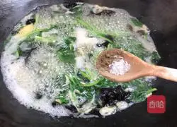 Illustration of how to make fungus and shrimp skin soup 10
