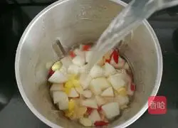 Illustration of how to make ginkgo, wolfberry and snow pear juice 6