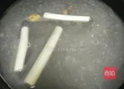 How to cook noodles in wild crucian carp soup Illustration 6