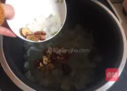 Illustration of how to make Tremella, Lotus Seed and Red Date Soup 6