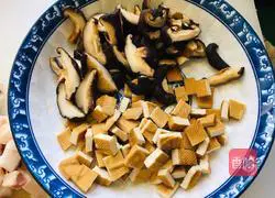 Illustration of how to make mushroom and mutton noodles 3