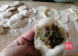 Illustration of how to make beef and celery dumplings 7