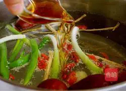 Illustration of how to make ginseng and jujube chicken soup 4