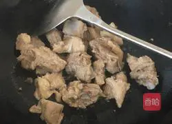 Illustration of how to cook taro and braised pork ribs 4